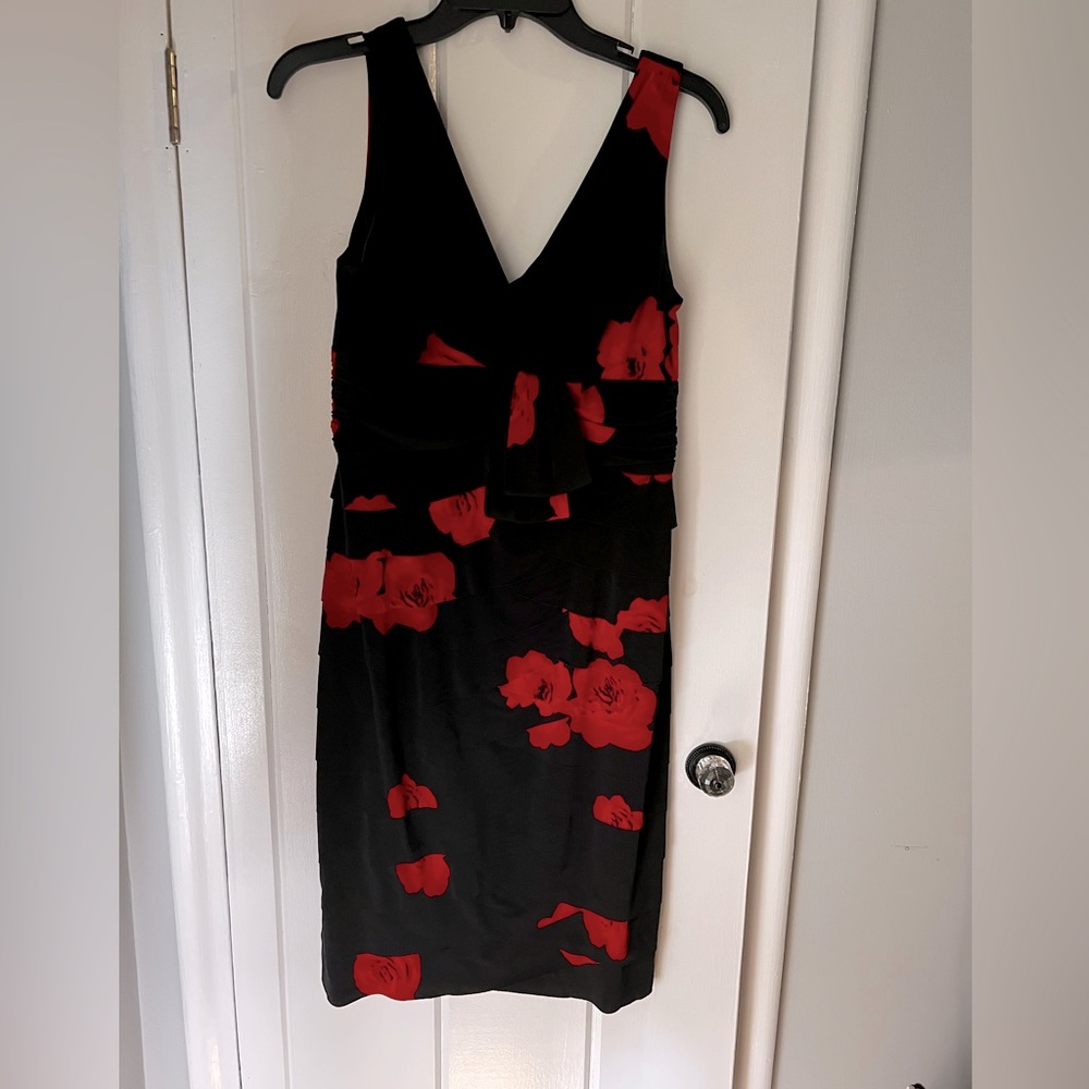Jones Wear Dress Black and Rose print, Fitted with sash detail, Sz 6, worn once